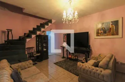 Casa com 2 quartos para alugar na Rua Martins Lustosa, São Rafael, São Paulo