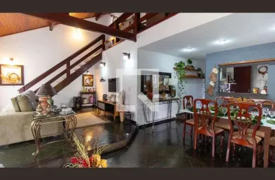 Casa com 3 quartos para alugar na Rua Guatemala, Serra Grande, Niterói