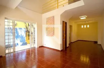 Casa com 2 quartos para alugar na Rua Oswaldo Presciliano de Carvalho, Sumaré, São Paulo