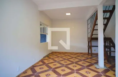 Casa com 3 quartos para alugar na Avenida Ferroviária Diretor Pestana, Humaitá, Porto Alegre