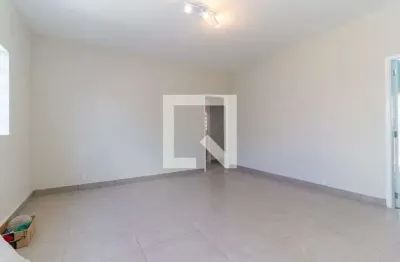 Casa com 3 quartos para alugar na Rua Rosário de Dom Viçoso, Vila Jacuí, São Paulo