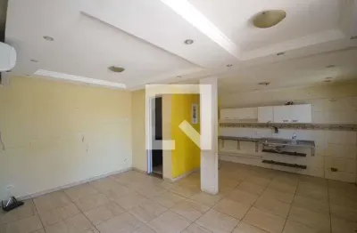 Casa com 2 quartos para alugar na Rua Enfermeira Zelinda Pereira de Moraes, Piam, Belford Roxo