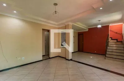Casa com 4 quartos para alugar na Rua Calcutá, Trevo, Belo Horizonte
