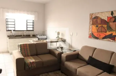 Casa para Aluguel - Vila Jardim São Judas Tadeu, 1 Quarto,  34 m² - Goiânia