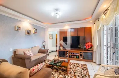 Casa com 3 quartos para alugar na Rua Yoltz Unger Matos, Helena Maria, Osasco