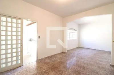 Casa com 4 quartos para alugar na Avenida Ipê, Jaraguá, Uberlândia