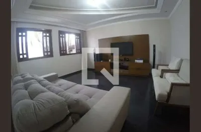 Casa com 3 quartos para alugar na Rua V-8, Anhangüera, Goiânia