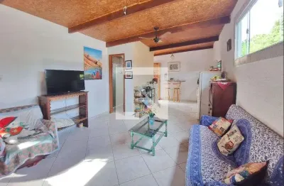 Casa com 2 quartos para alugar na Rua Arnóbio de Moura Velasco, Maravista, Niterói