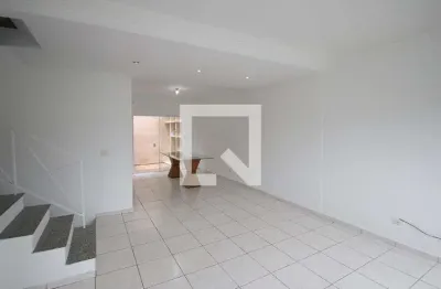 Casa com 3 quartos para alugar na Rua Jaupaci, Vila Mazzei, São Paulo