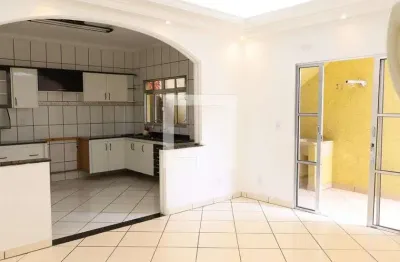 Casa com 2 quartos para alugar na Rua Genes de Proença, São Rafael, São Paulo