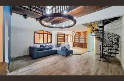 Casa com 3 quartos para alugar na Rua Ucaiari, Alto da Lapa, São Paulo