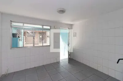 Casa com 2 quartos para alugar na Rua Aiapuã, Vila Gustavo, São Paulo