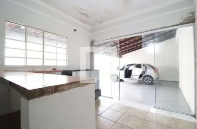 Casa com 3 quartos para alugar na Rua Laura Guerra de Aquino, Carajás, Uberlândia