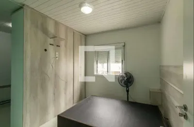 Casa com 1 quarto para alugar na Avenida Senador Salgado Filho, Uberaba, Curitiba