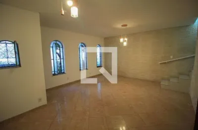 Casa com 3 quartos para alugar na Rua Intendência, Belém, São Paulo