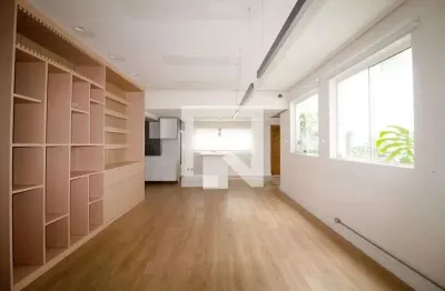 Casa com 3 quartos para alugar na Rua Ilhéus, Sumaré, São Paulo