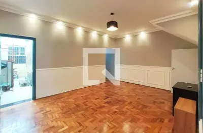 Casa com 3 quartos para alugar na Rua Aimberê, Sumaré, São Paulo