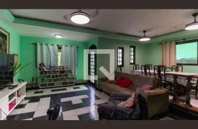 Casa com 4 quartos para alugar na Rua Padre Frederico Gioia, Maravista, Niterói