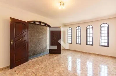 Casa com 3 quartos para alugar na Rua Antônio Peres Paniágua, São Pedro, Osasco