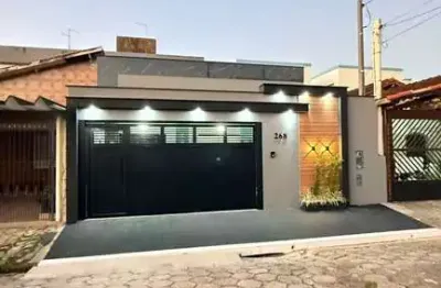Casa em praia grande, no caiçara, com 3 quartos, 2 suítes, piscina, 80m² útil