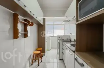 Apartamento 2 quartos, living dois ambientes, cozinha, área de serviço, banheiro, um lance de escada, posição solar excelente, bem iluminado, semi-mobiliado, vaga de garagem escriturada e coberta, pré
