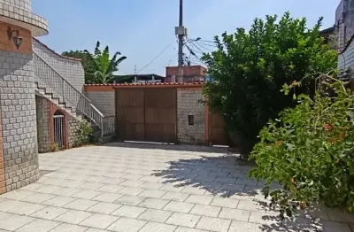 Imóvel imponente, fachada contemporânea, e bem localizado,  pertinho de tudo.