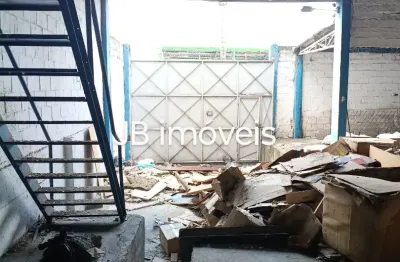 Galpão excelente, 2500m² no solo, pé direito alto, próximo às principais rodovias da cidade.