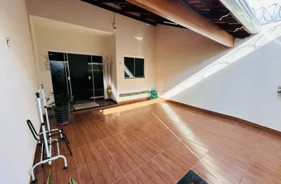 Linda residência localização privilegiada próximo da av joão naves de avila .