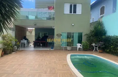 Sobrado à venda com 3 suítes e piscina no bairro parque colégio - suzano sp