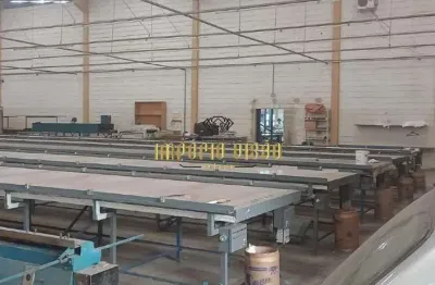 Galpão de 850m² com 4 banheiros e com estacionamento na zona industrial de itaquaquecetuba-sp