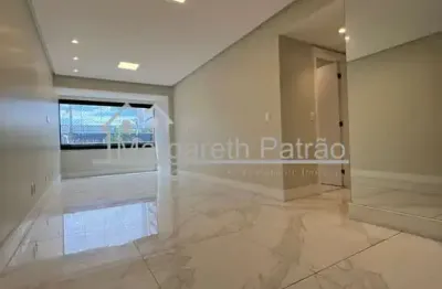Apartamento espaçoso de 3 quartos com dependência no costa azul.