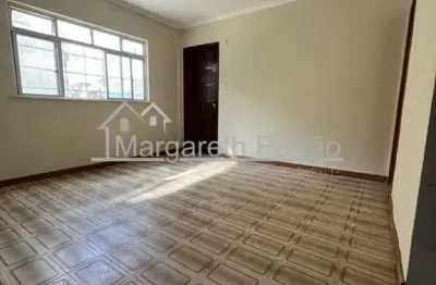 Apartamento térreo espaçoso com 2 quartos e dependência no marback.
