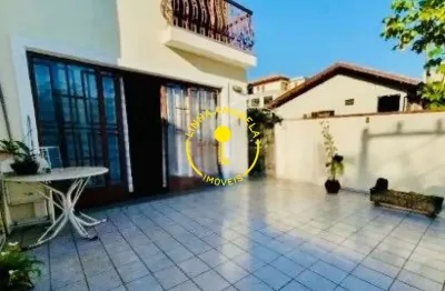 Sobrado à Venda com 3 Suítes, 4 Vagas e Localização Privilegiada.