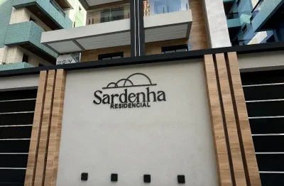 Sobrado triplex com 2 suítes e piscina no canto do forte – 111 m²