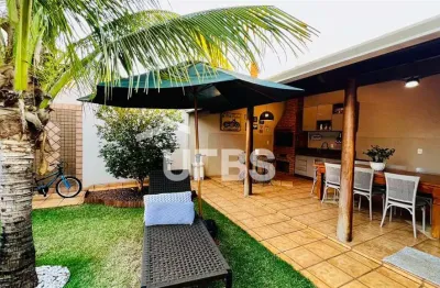 Lindo sobrado todo mobiliado com área de churrasco e frente praça no jardim américa