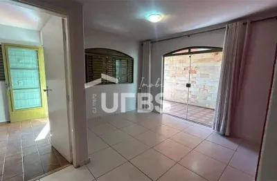 Casa com 3 quartos à venda na Rua B5A, Parque das Laranjeiras, Goiânia
