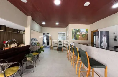 Casa de de rua com 360m2, 3 suites, 5 vagas de garagem, piscina e churrasqueira