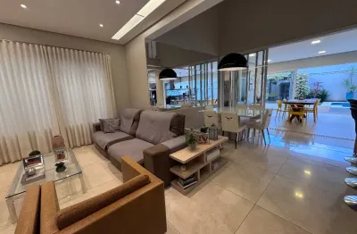 Lindo sobrado com 3 amplas suítes, repletas de armários e climatizadas, casa com sala de jogos e energia fotovoltaica.