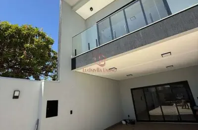 Sobrado com 152 m² construídos em lote de 235 m², com 3/4 sendo 2 suítes.