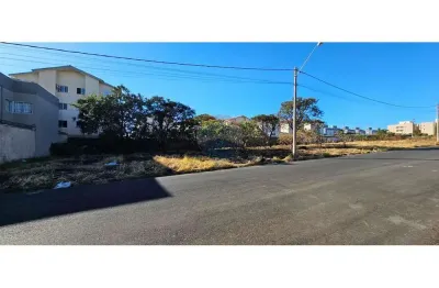 Terreno plano em ótima localização no residencial adriano ferreira próximo a chácara são paulo