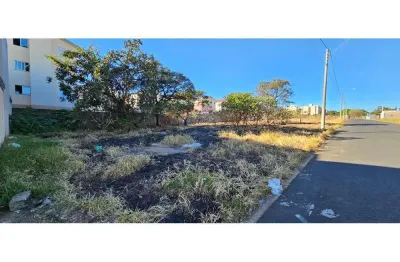 Terreno plano em ótima localização no residencial adriano ferreira próximo a chácara são paulo