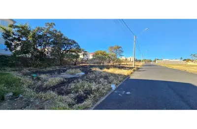 Terreno plano em ótima localização no residencial adriano ferreira próximo a chácara são paulo