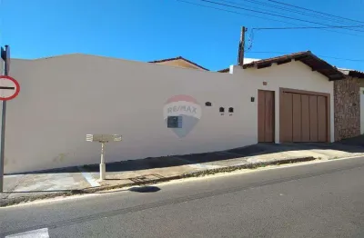 Casa tipo para venda com 3 quartos, sendo 1 suíte, 250m²