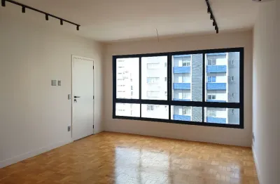 Reformado e moderno, apartamento no coração do itaim bibi, 94 m2, com 3 quartos, sendo 2 suítes, lavabo, 1 vaga
