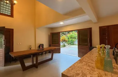 Casa sensacional, projetada, com 5 suítes e 10 vagas de garagem em guaramiranga.