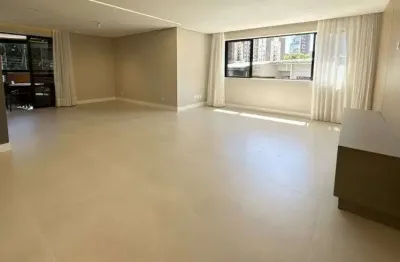 Excelente apartamento semimobiliado com 3 vagas no ecoville