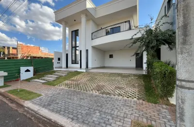 Casa neoclássica no condomínio splêndido, com 4 suítes e 2 andares