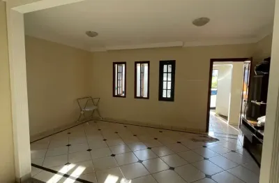 Casa completa no bairro vigilato pereira, com piscina e edícula