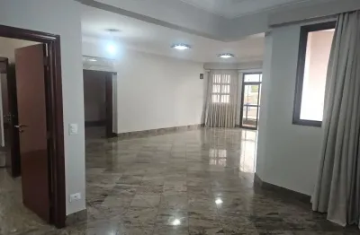 Apartamento clássico no centro da cidade, com 3 suítes e 337m²