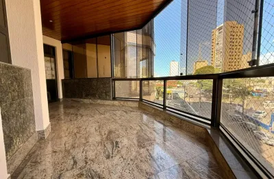 Apartamento clássico no centro da cidade, com 3 suítes e 337m²